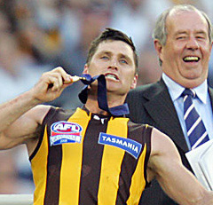 Shane Crawford receives his 2008 premiership medal